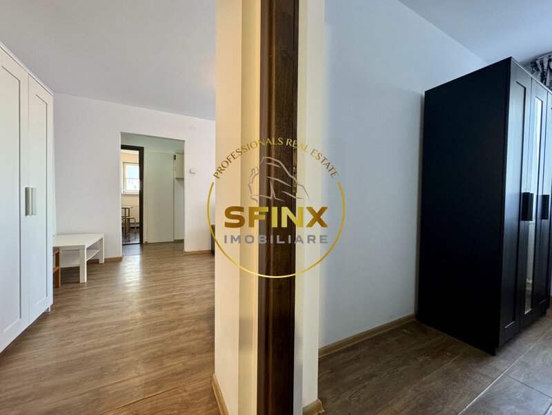 Piata Amzeimetrou la 100 m,  renovat, 3 camere, cat friendly