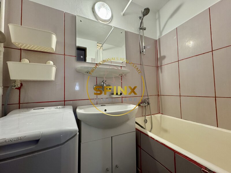 Piata Amzeimetrou la 100 m,  renovat, 3 camere, cat friendly