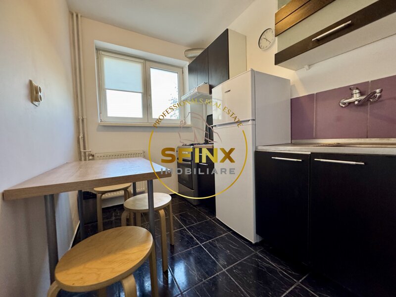 Piata Amzeimetrou la 100 m,  renovat, 3 camere, cat friendly
